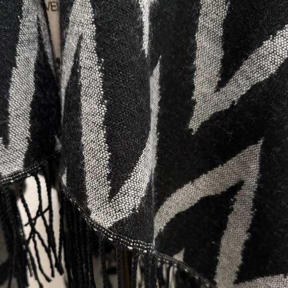 Shawl Poncho Black & Gray Reversable Open Front Blanket Style- One Size - Picture 2 of 9
